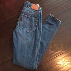 Levi’s Jean : Size 25w x 32L 721 High rise skinny